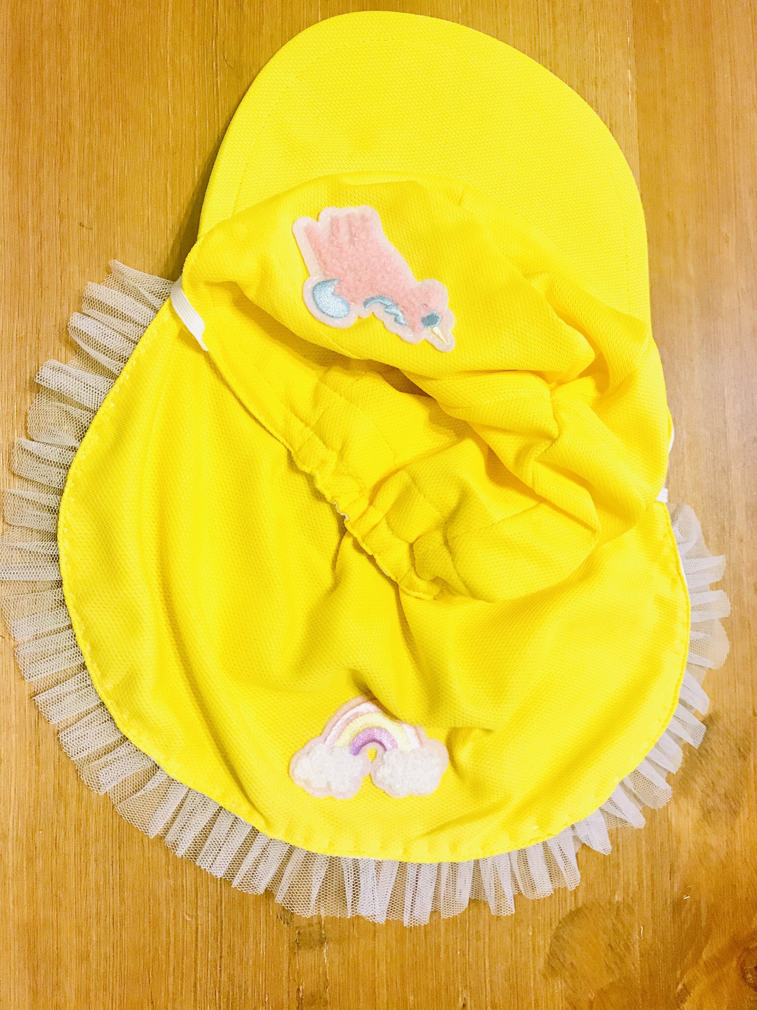 さやちゃん 長女が 次女の幼稚園の何も付いてない カラー帽子 を見て 可愛くしたりーや 可哀想やん と 渋々 ワッペン とレースを縫い付ける こーゆーの大嫌いやから時間かかる笑 ミシン出せばいーけど苦手やから 手縫い で ふぅ