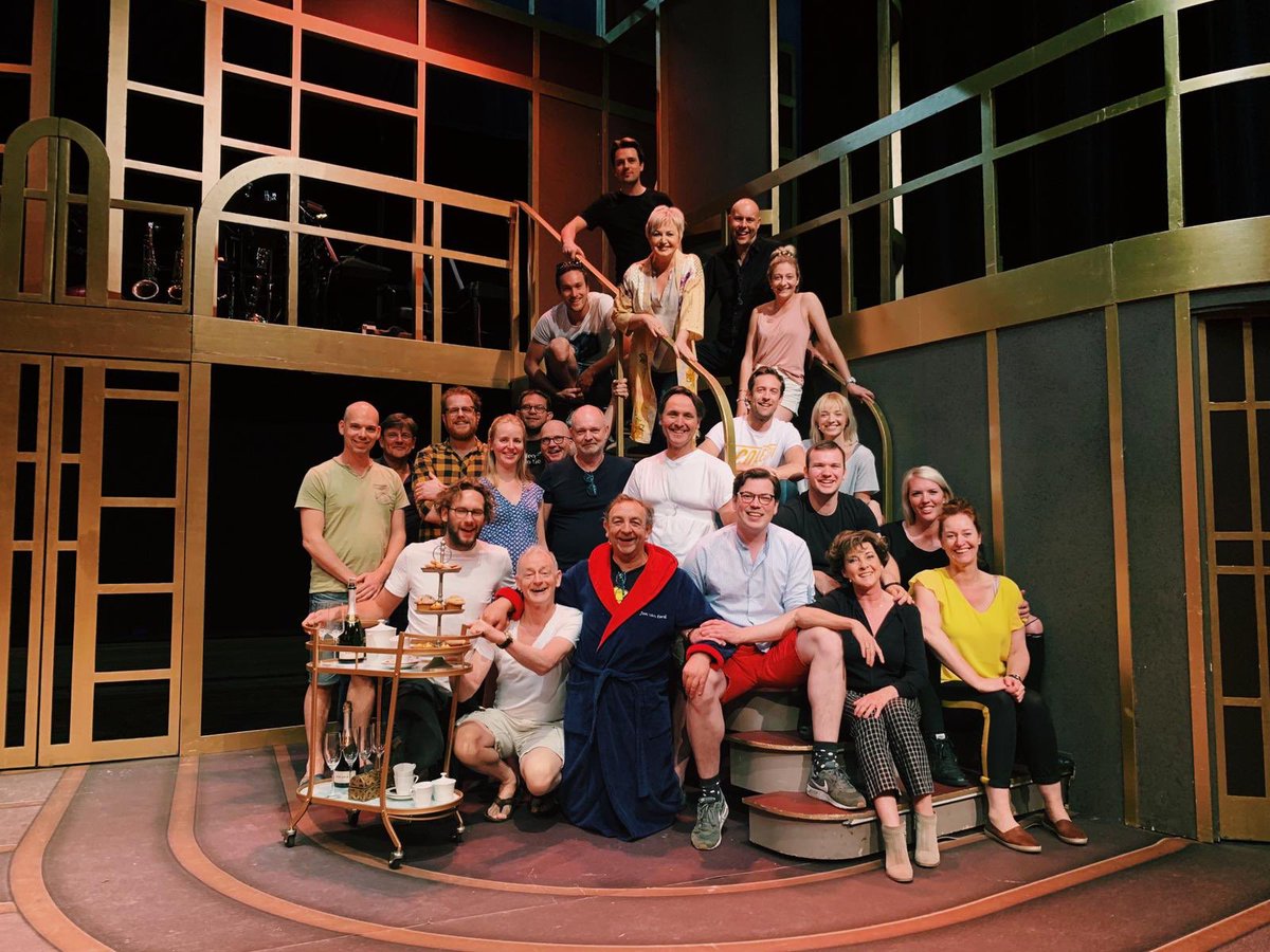 Prisloelaa's tweet photo. En dan ineens is het zover... 100 show’s verder en is het vanavond het einde van Charley de Komische Musical. Dit doet echt een beetje pijn... wat heb ik hier INTENS van genoten! Zo ontzettend fijn gehad met deze lieve mensen. Dankjulliewel!!! ♥️ #charley #komischemusical https://t.co/zM6RjqR6r4