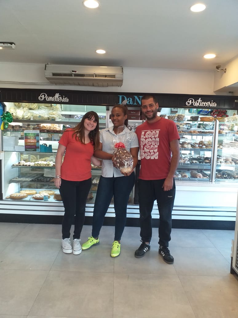 La ganadora del Sorteo del #HuevoDePascua sorteado en <a href="/supertransmi/">La Supertransmi</a> llevandose su premio !!! Felicitaciones
Rocío Velazco que lo disfrutes !!!