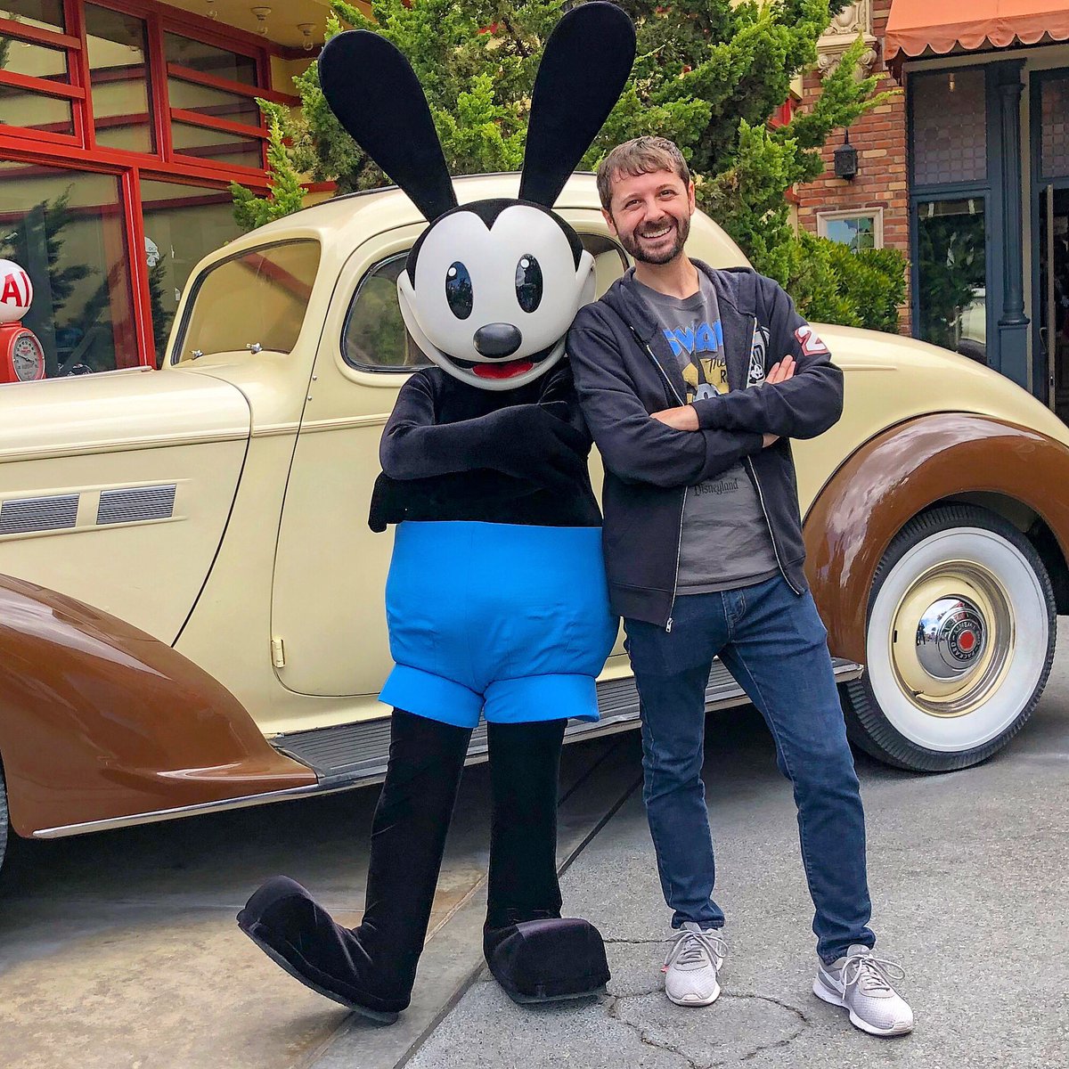 maxwellglick's tweet image. OSWALD CAME OUT OF HIS BURROW FOR EASTER!!!!! And I don’t think there was anyone happier than me. HAPPY EASTER OSWALD!