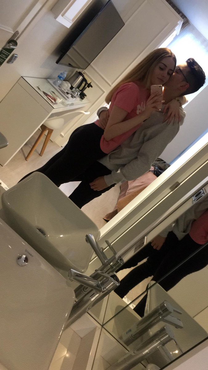 MarkElExperto's tweet photo. Ha pasado un año desde que interactuamos por primera vez y quién nos hubiese dicho que acabaríamos así. Los más de 2000 km de distancia que nos separan no pueden con nosotros, te quiero muchísimo reina. https://t.co/dDtkKwHAF2