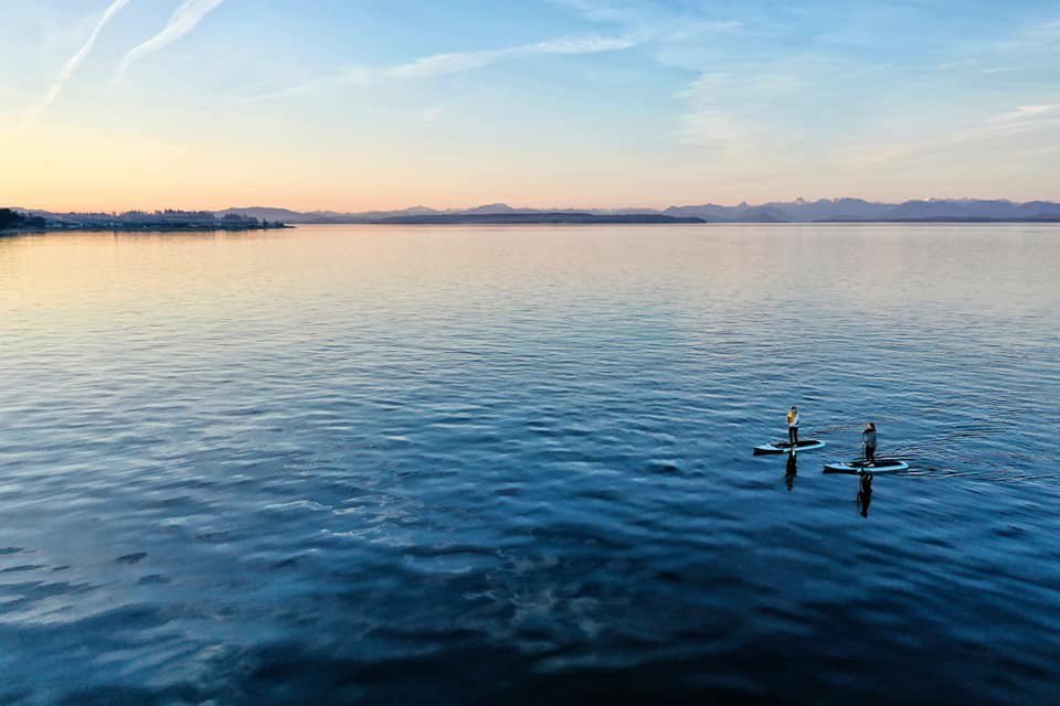 🌊 April Paddle
. Sunset Session
.
.
.
#nofilter #scenicsunday #easter #campbellriver #discovercampbellriver #hellobc #storiesbeach #paddle #friends #mountains #westcoast #vanisle
.
.
.
📸 Bastian Fleury