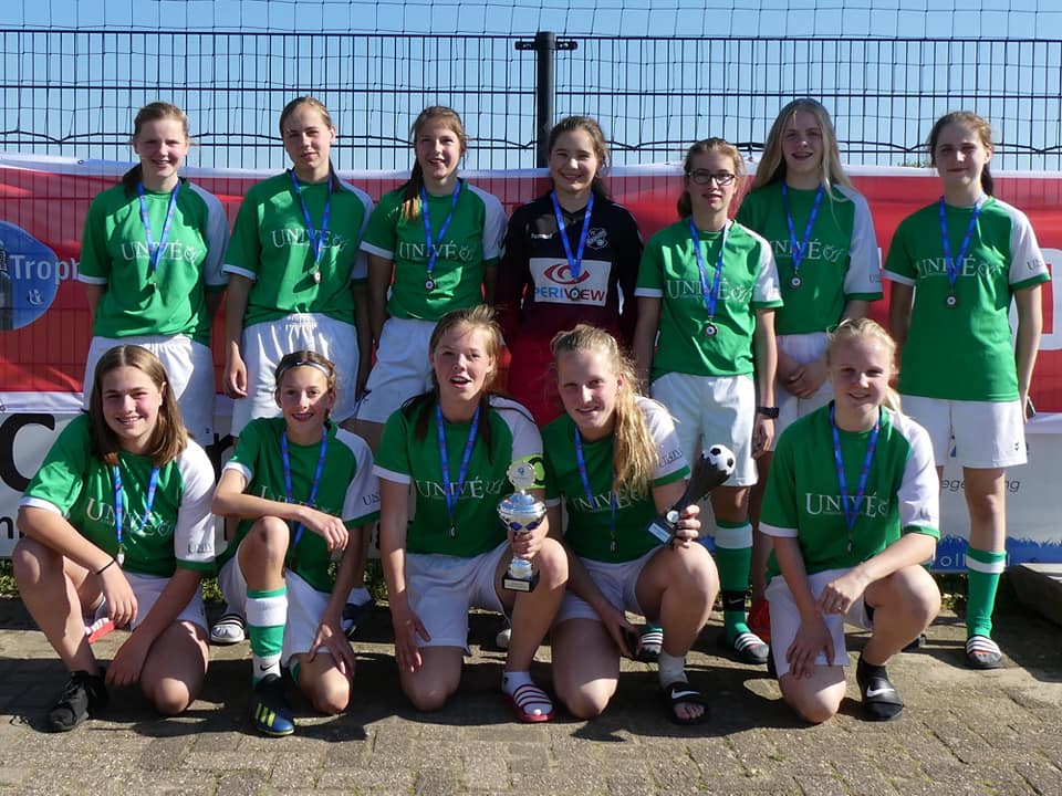 meidenFCB's tweet photo. FC Berghuizen MO15-1 werd knap tweede tijdens Hanzy trophy internationaal toernooi en wist het voetvolleytoernooi en Panna Battle te winnen! Toppers https://t.co/85FllPS3y3
