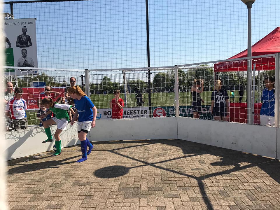 Jessy won de Panna Battles maar helaas werd haar panna ondanks velen het wel zagen niet opgemerkt door de scheidsrechter waardoor de prijs naar de tegenstander ging. Voor ons is Jessy de terechte winnaar en dus een bericht waard!