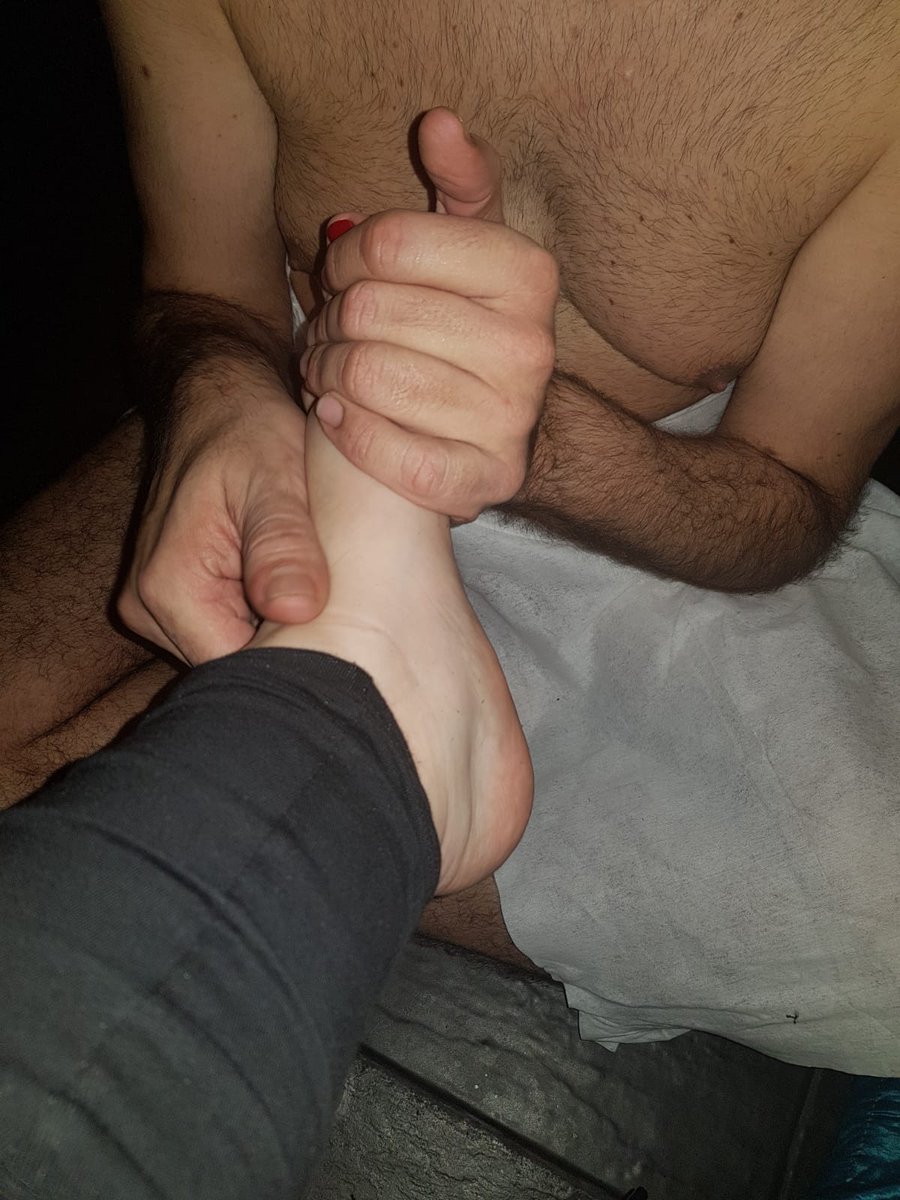 InfraserD's tweet photo. Cuidando de los pies de mi DIOSA  @Diva_Macabra https://t.co/QCRyrd6gVh
