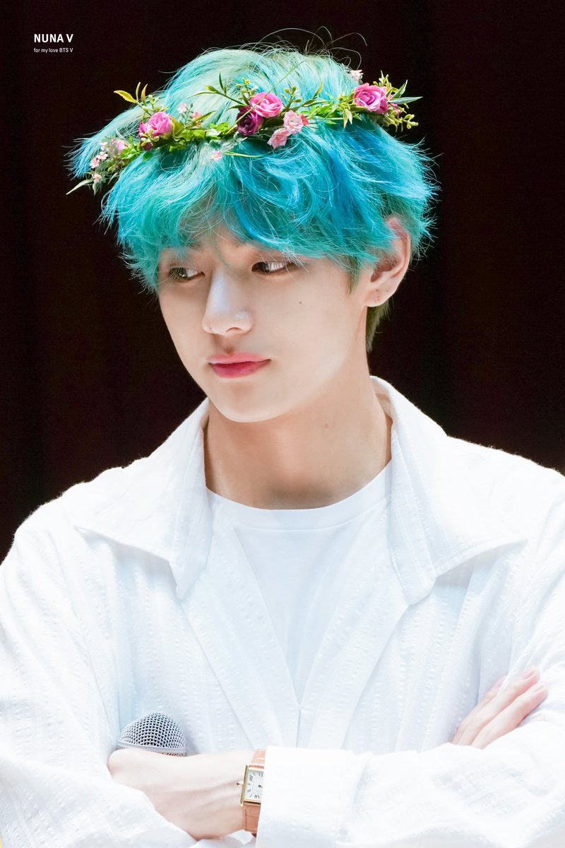_nuna_V's tweet photo. [HQ] 190421 알라딘팬싸인회
어쩜 이렇게 화관이 잘 어울리는지🌸
#이삐사진전 #태형 #방탄소년단뷔 #BTSV #Taehyung 
@BTS_twt https://t.co/XkHjNBm5WZ
