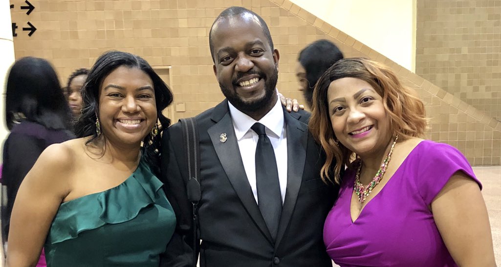 CJAllenLeads's tweet photo. About last night...when you run into your cousin on your father’s side at the @SouthCentralAKA Regional Conference Closing Gala...and two of your cousins on your mother’s side. #SCRC2019 #sororsandfamily #SkeeWee #WeAreFamily #AKA1908 https://t.co/fdRKtgKn6u