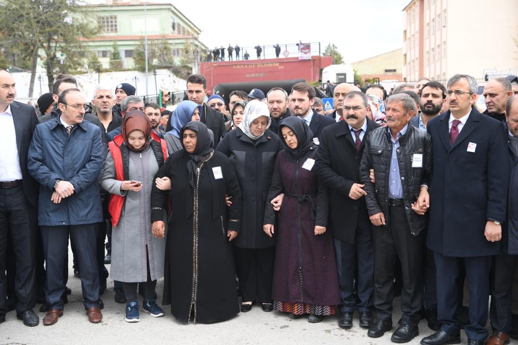ZehraZumrutS's tweet photo. Şehidimiz Şevket Çetin’i memleketi Kırıkkale’de ebediyete uğurladık.

Rabbim, ülkemiz ve milletimiz için canını ortaya koyan kahraman şehitlerimiz ve onların bizlere emaneti olan kıymetli ailelerinden razı olsun. https://t.co/FzQCiy0glV