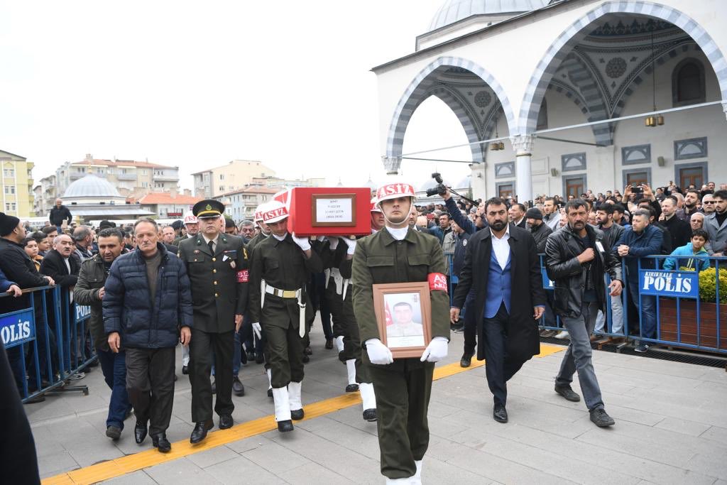 ZehraZumrutS's tweet photo. Şehidimiz Şevket Çetin’i memleketi Kırıkkale’de ebediyete uğurladık.

Rabbim, ülkemiz ve milletimiz için canını ortaya koyan kahraman şehitlerimiz ve onların bizlere emaneti olan kıymetli ailelerinden razı olsun. https://t.co/FzQCiy0glV
