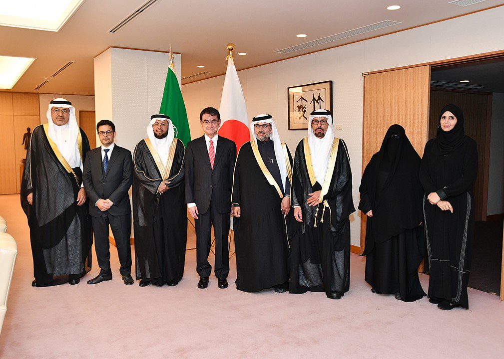 外務省 على تويتر サウジアラビア諮問評議会サウジアラビア 日本友好議連一行による河野外務大臣表敬 河野外務大臣は 22日 サウジアラビア王国のハーディー諮問評議会サウジアラビア 日本友好議連会長を団長とする友好議連一行の表敬を受けました T