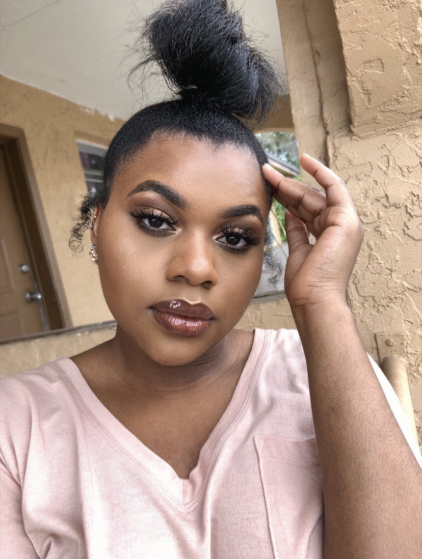 OlnaAstrel's tweet photo. Lopsided bun ft @fentybeauty foundation ✨ https://t.co/yUZqYF3OYN
