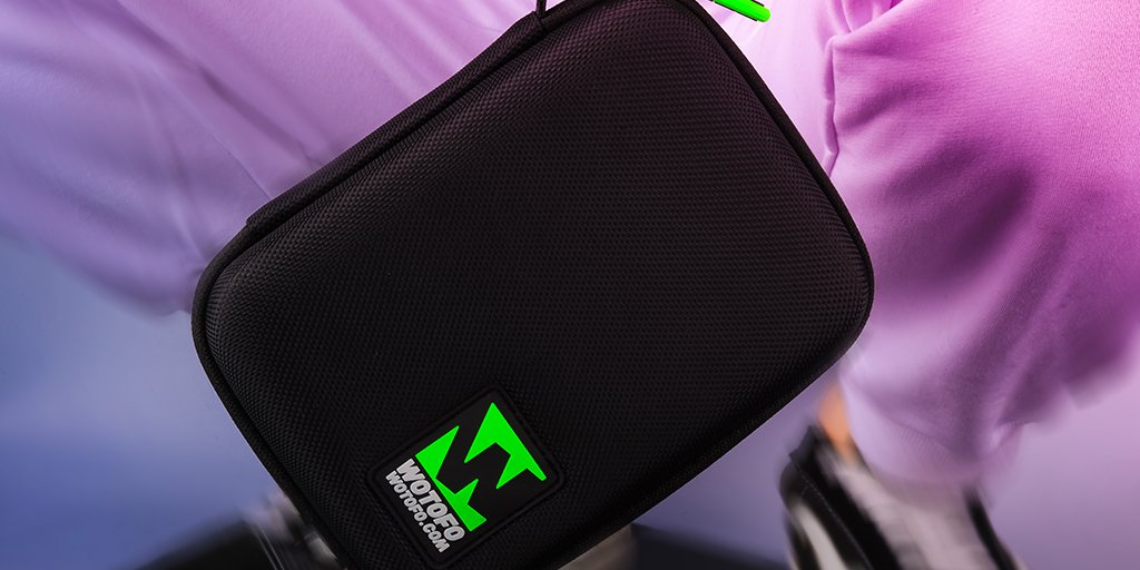 What makes our vape carry case different? 🤔
One side of the case with elastic straps to organize your vape gear as you see fit. 
 Size:  
6.5 x 4.5 x 2.7 inch
16.51 x 11.43 x 6.85 cm

hubs.ly/H0hwTjZ0