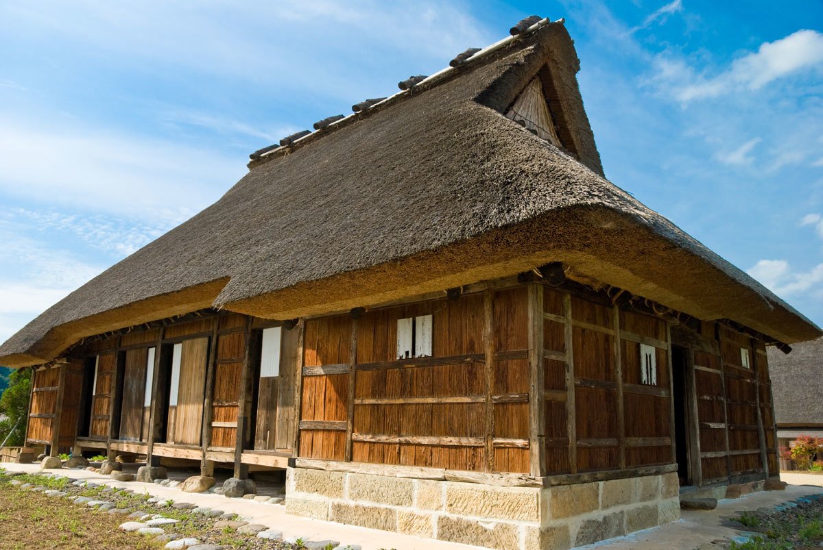 Traditionally the building was never anchored to the ground, but rather remained free floating on top of the foundation stones. A fantastic natural seismic insulator: the house can move around a bit but when the shaking stops the house will settle on its feet with no damage.