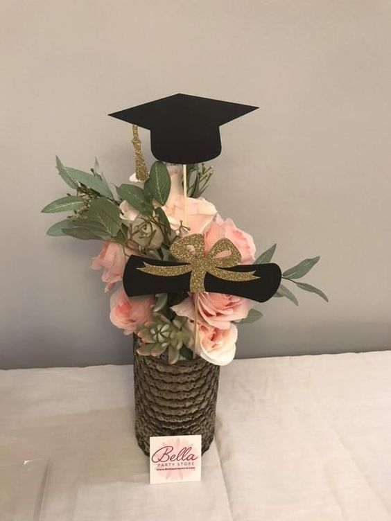 ddoyeoon's tweet photo. Happy Graduation! Maaf aku gak bisa datang, tapi aku bangga akhirnya alumni St.Vastumeer bertambah yeay! (makin ramai) Selamat ya kalian. 🎓👨🎓👩🎓#VSTGraduationDay #GoldenMemories @go2dgirl @O4Ryuu @redlyhider @axcronos https://t.co/wSDwGzG0l3