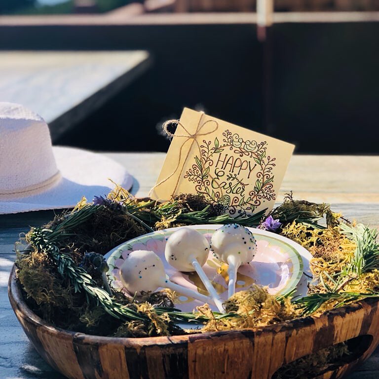 PantaiInn's tweet photo. #HappyEaster from all of us at the Pantai Inn! Time to enjoy some treats from the #EasterBunny🐰 https://t.co/6SdQrVszEI