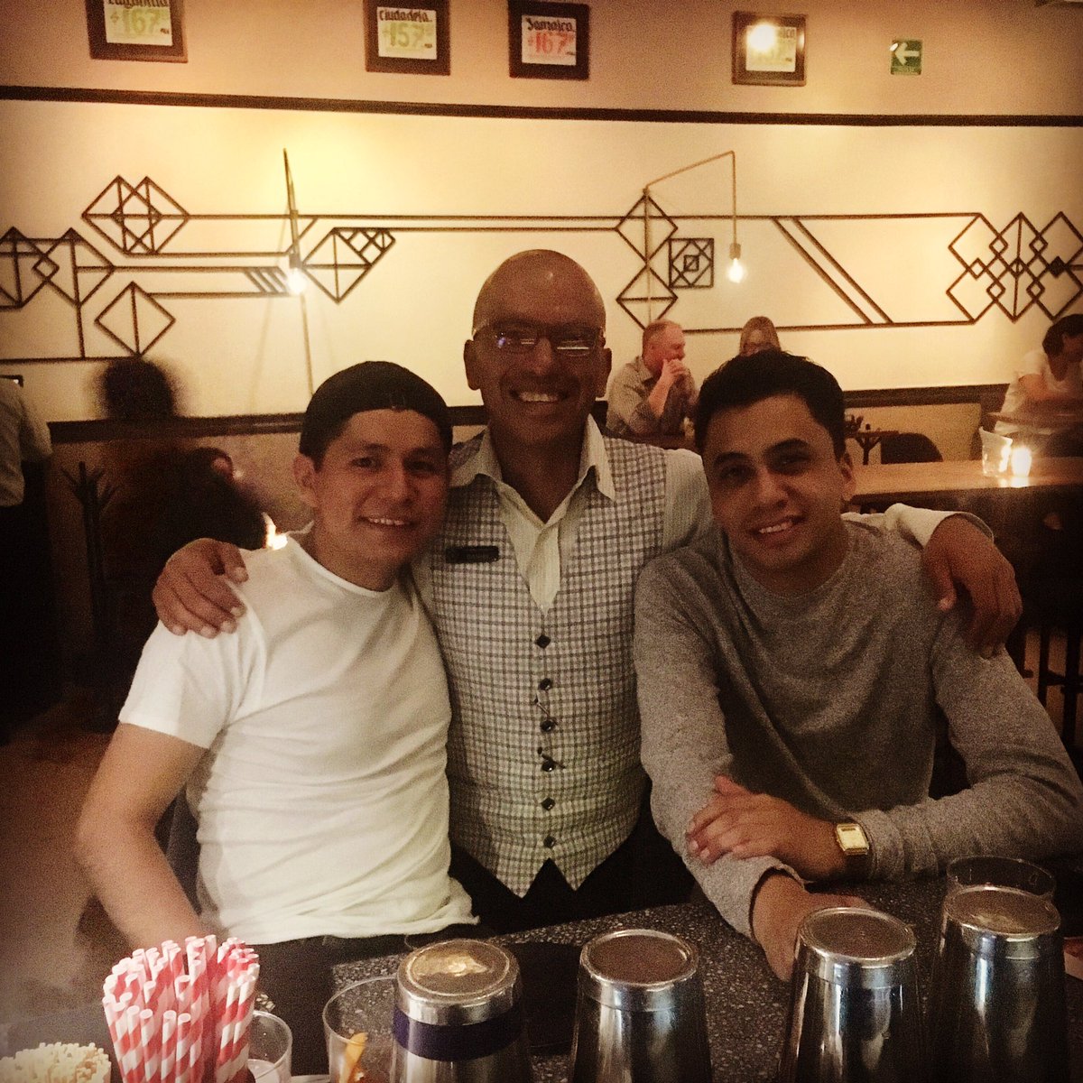 En la búsqueda de los huevos de pascua, que me viene a visitar... #porquesoymortalviajoenmetrobus #missv3lvet #missv3lvetbreakfastmartiny #elseñordeloschalecosextraños #lifestyle #paselemarchanteacaelcoctel