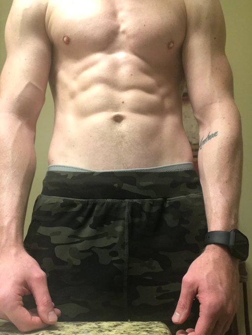 When you&rsquo;re super proud of your progress, you take pics 🤷🏼&zwj;♂️😂😂 https://t.co/h0GzU74eYl