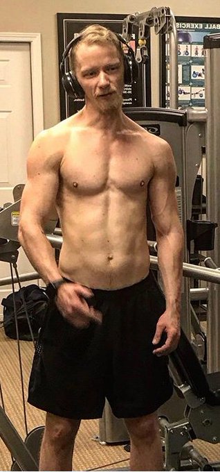 When you&rsquo;re super proud of your progress, you take pics 🤷🏼&zwj;♂️😂😂 https://t.co/h0GzU74eYl