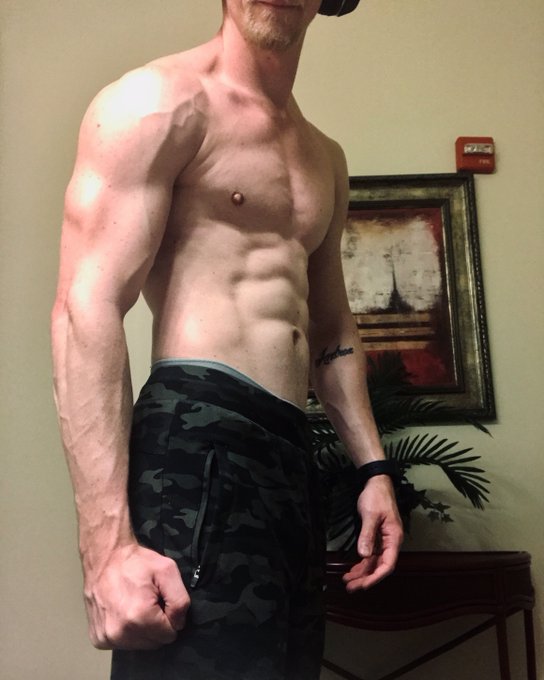 When you&rsquo;re super proud of your progress, you take pics 🤷🏼&zwj;♂️😂😂 https://t.co/h0GzU74eYl