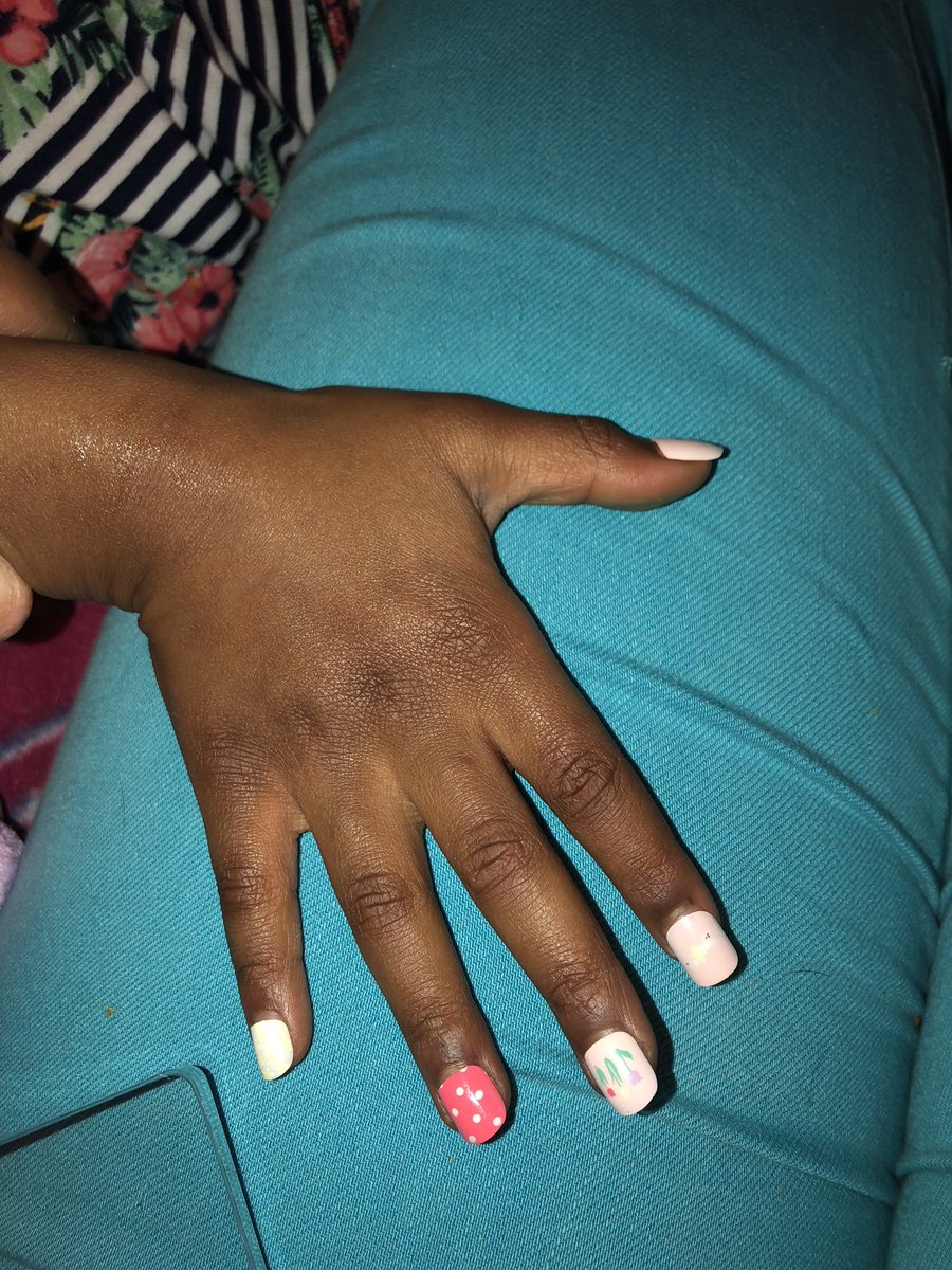 writtenbileayy's tweet photo. Babygirl Easter nails by momma :-) #pressons #theyfake #stillprettythough https://t.co/VRpbaWUqOc