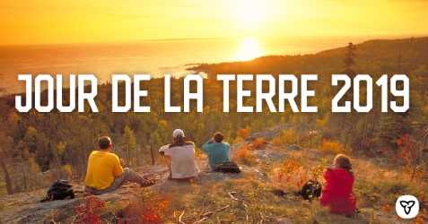 Jour de la Terre 2019. Photo de personnes sur une colline qui regardent un lever de soleil.