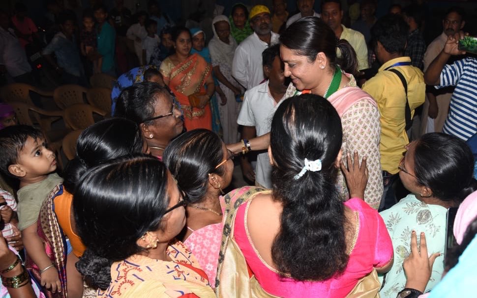PriyaDutt_INC's tweet photo. Met the residents of Kurla along with MLA @naseemkhaninc Ji. Together we discussed several issues regarding development, unemployment, demonetisation and poor sanitation. The people want change and their support has been overwhelming. Together, for a better future. https://t.co/8kx7gvocca