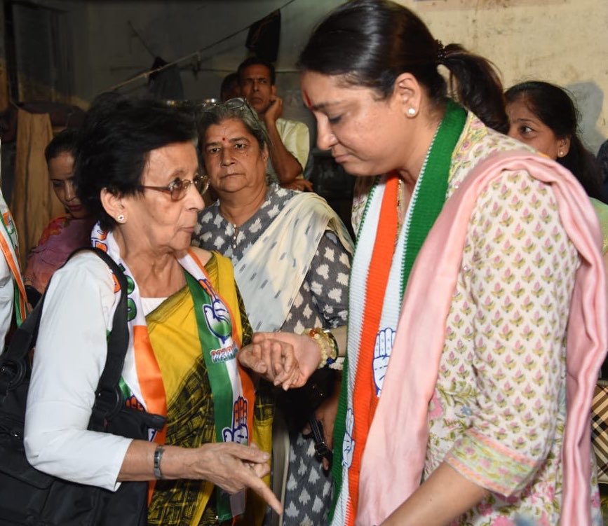 PriyaDutt_INC's tweet photo. Met the residents of Kurla along with MLA @naseemkhaninc Ji. Together we discussed several issues regarding development, unemployment, demonetisation and poor sanitation. The people want change and their support has been overwhelming. Together, for a better future. https://t.co/8kx7gvocca