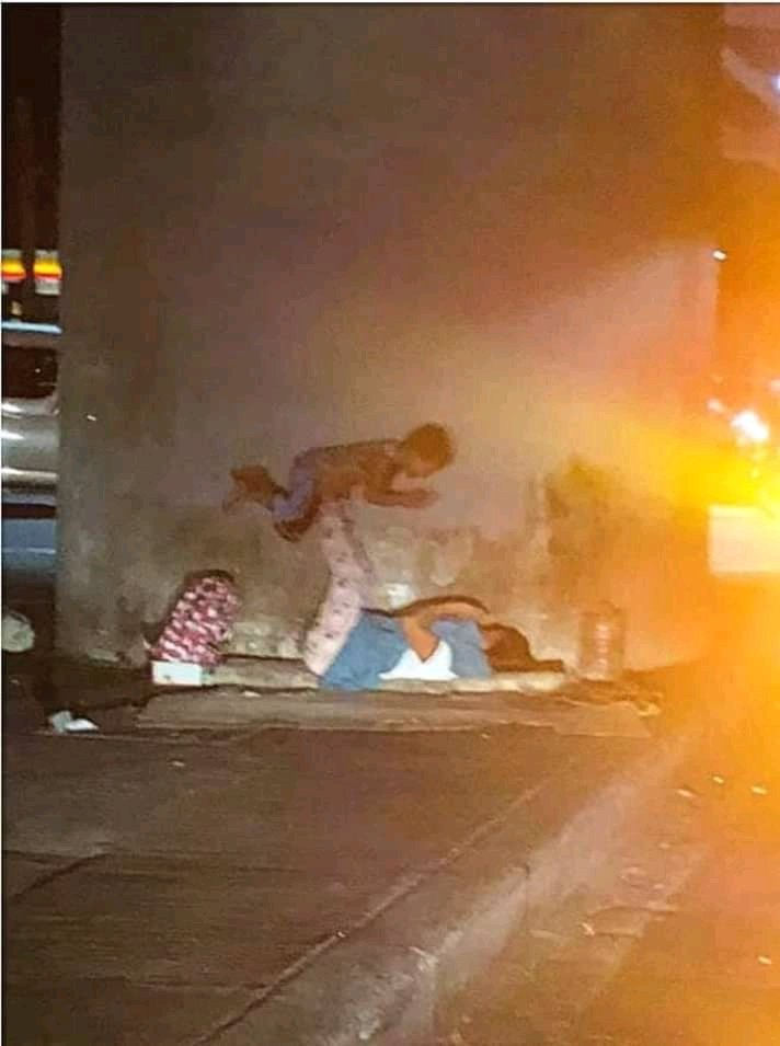 ManderaBlogger's tweet photo. A mother without _ shelters and her son playing on the street, in other words at home 😢

This photo deserves to be Retweeted 🔁 https://t.co/wp9eGBWn8w