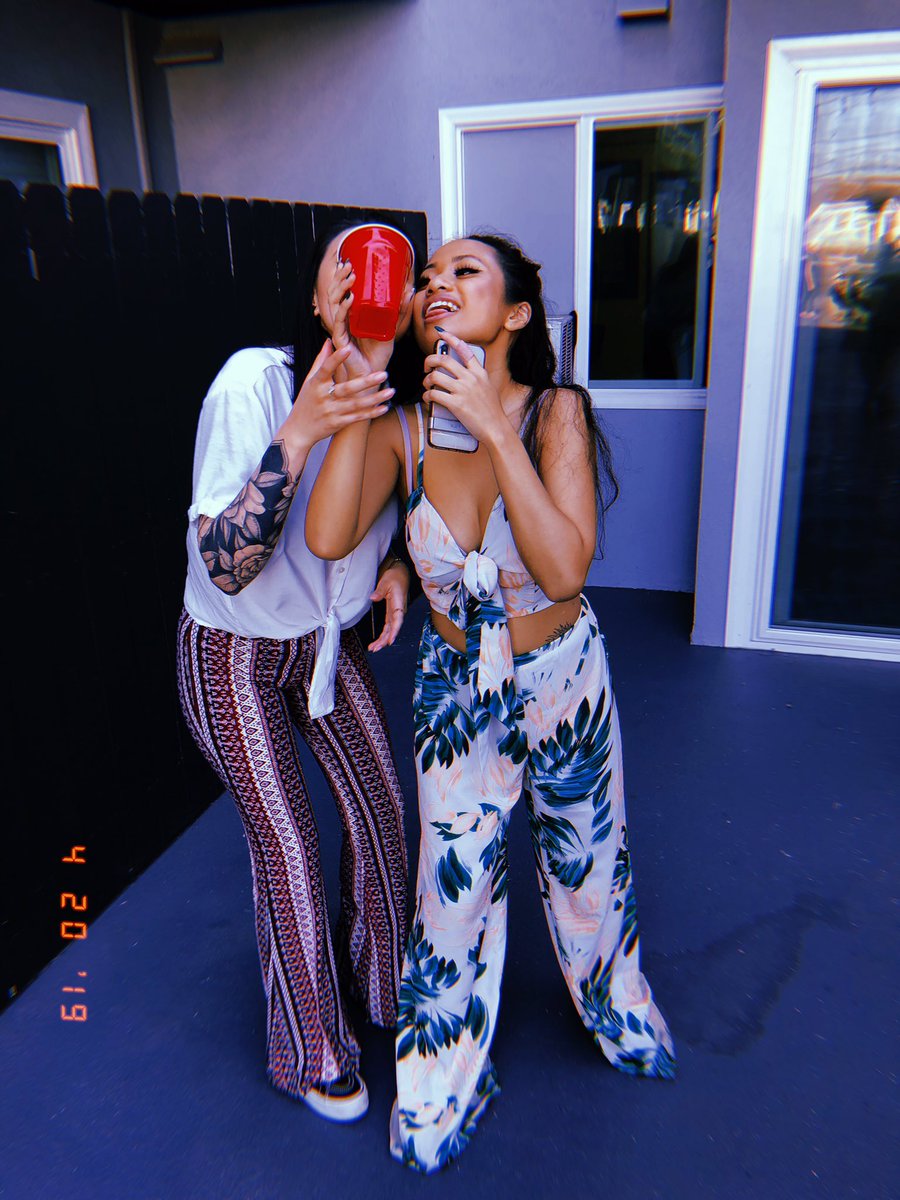 Suesanuhh's tweet photo. @mmellyonaire and I trying to chug beer from the same cup lmao #MeatballFail π―ββοΈ https://t.co/gWqwTOD1DB