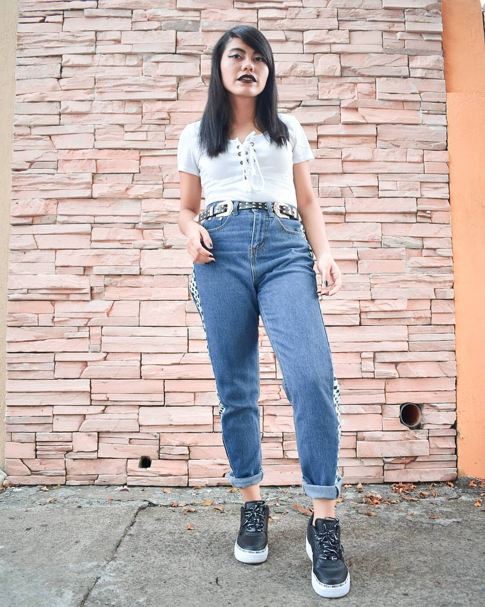 Kriss_muff's tweet photo. Comfty outfit! 🖤
.
.
.
.
.
.
.
.
.
#latinblogger #sunday #ootd #momjeans #nikeshoes https://t.co/lapPudLiWS