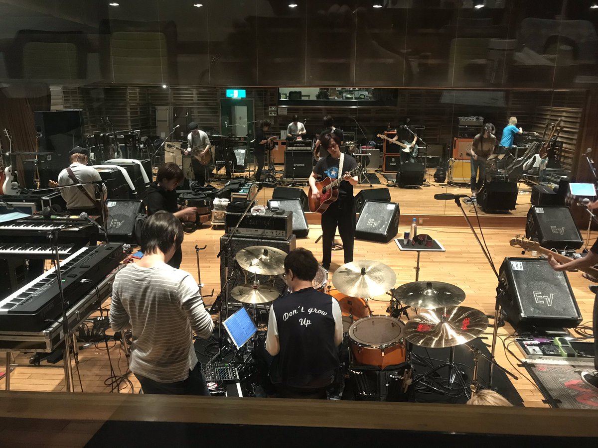 加藤和樹 加藤和樹gig Report 昨日のroadファイル金沢公演を終え いよいよ今日からlive Gig リハーサルへ突入 秋ぶりにメンバー揃い いつもの賑やかなリハに Doraちゃんドラムに和樹 モッチーギターでセッションの図 T Co Grhepdifps