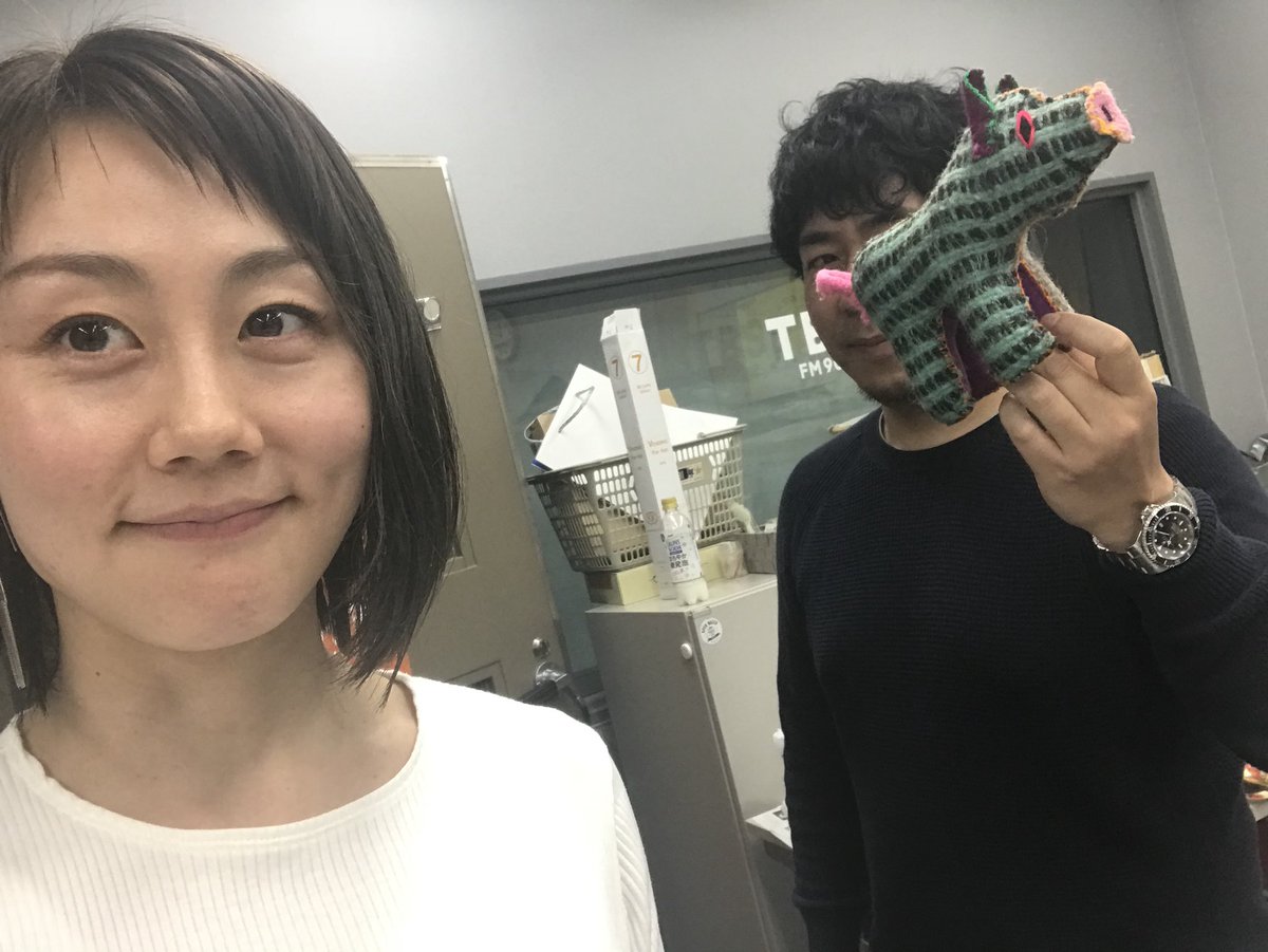 新井麻希 Twitterissa らじおとを聞いてくださった方へ 豚 をプレゼントしたいと思います 今日番組中に言えなかったので 詳しくは今週番組内で 先程番組スタッフに託してきました ぶひっ 今村マネージャーと 顔出しngの青原ディレクターと 豚と