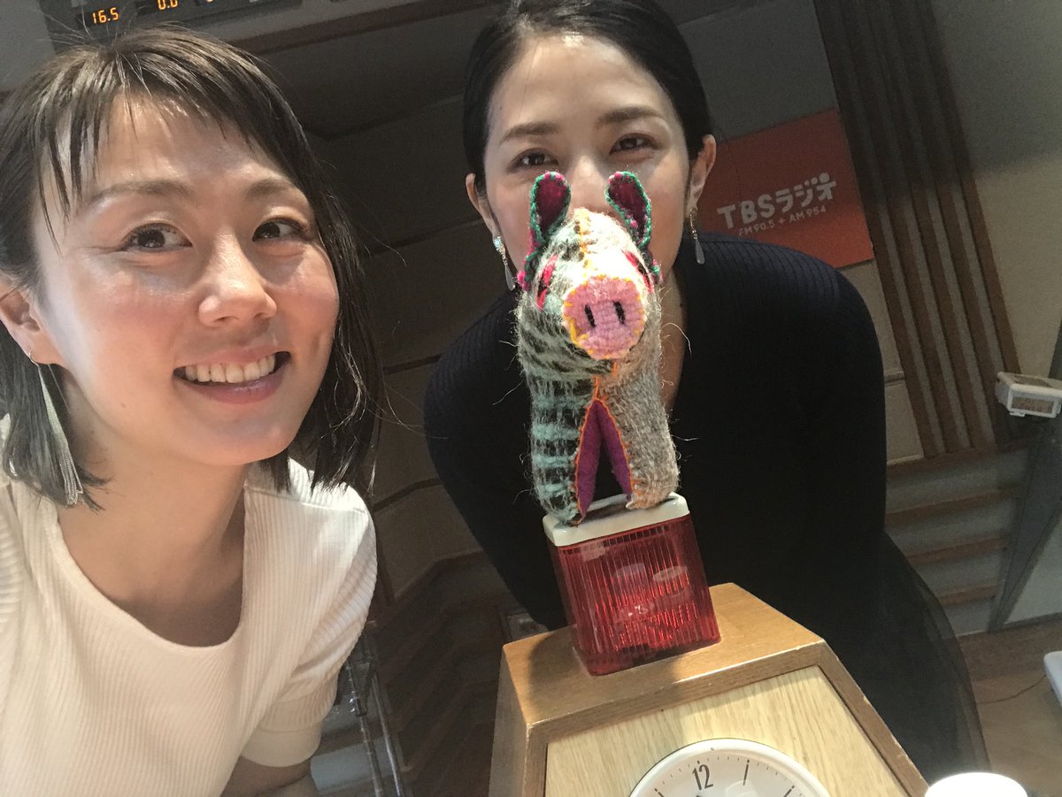 新井麻希 Twitterissa らじおとを聞いてくださった方へ 豚 をプレゼントしたいと思います 今日番組中に言えなかったので 詳しくは今週番組内で 先程番組スタッフに託してきました ぶひっ 今村マネージャーと 顔出しngの青原ディレクターと 豚と