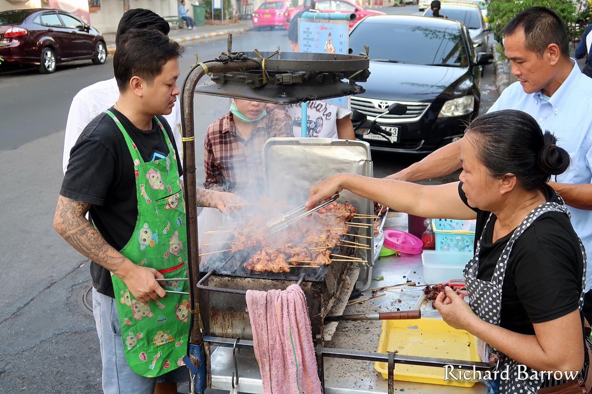 EnjoyThaiFood's tweet photo. In the old days, all street food was sold by mobile vendors. In the future we will probably see more vendors like this one that will sell food wherever there is a demand. #ThaiStreetFood #ThaiFood #Thailand https://t.co/NCkl4B8br5