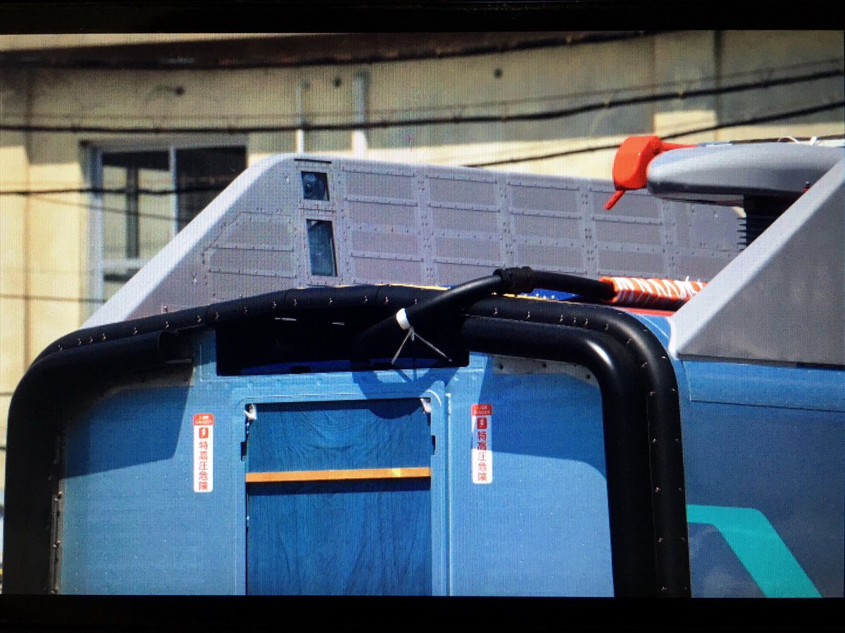 あーす E956の気になったところ集 パンタカバーはカメラ内蔵 中間車屋根上は無数の鋲 のような処理 先頭車 後方はエアロパーツ のような盛り上がりアリ 同じく先頭車乗務員室扉付近の屋根上中央には窓 明かりとり カメラ用 のようなものが E956