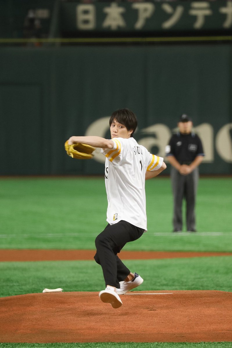 すず 始球式は俳優の鈴木伸之さん これは野球経験者ですな 鈴木伸之 東京 すず 始球式は俳優の鈴木伸之さん これは野球経験者ですな 鈴木伸之 東京