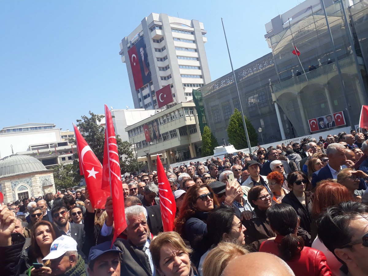 MenderesHalkevi's tweet photo. Binlerle beraber İzmir Konak Meydanı'ndayız. Faşizme karşı omuz omuza! https://t.co/dF0iwAKFJt https://t.co/dF0iwAKFJt