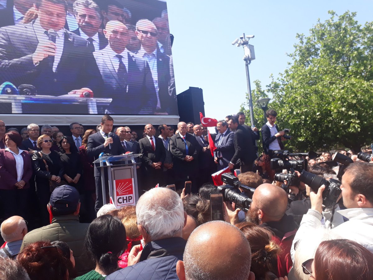 MenderesHalkevi's tweet photo. Binlerle beraber İzmir Konak Meydanı'ndayız. Faşizme karşı omuz omuza! https://t.co/dF0iwAKFJt https://t.co/dF0iwAKFJt