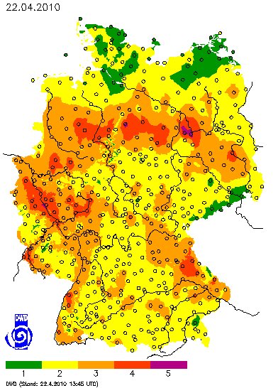 FFF_Berlin's tweet photo. Links seht ihr eine aktuelle Karte zur Waldbrandgefahr in D vom @DWD_klima. Berlin-Brandenburg ist fast gänzlich lila (Stufe 5) und in weiten Teilen D's sieht es mit Stufe 3-4 nicht wesentlich besser aus.
Rechts ist eine Karte von Heute vor 9 Jahren zur Waldbrandgefahr in D. https://t.co/OI1lMD9lZs