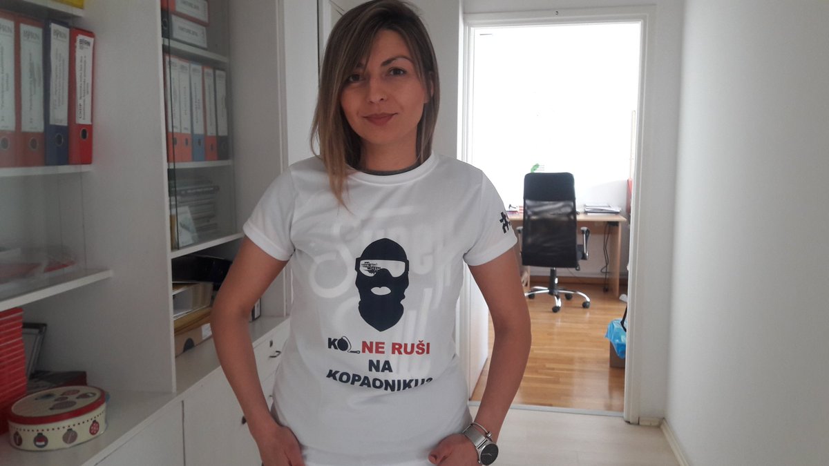 Ann_Novakovic's tweet photo. Ne samo na Tviteru, ulici i konferenciji, pitanja su na leđima i grudima!!
Ko (ne) ruši?
Hvala @alecze85 :) https://t.co/7ZTDZNpXuU