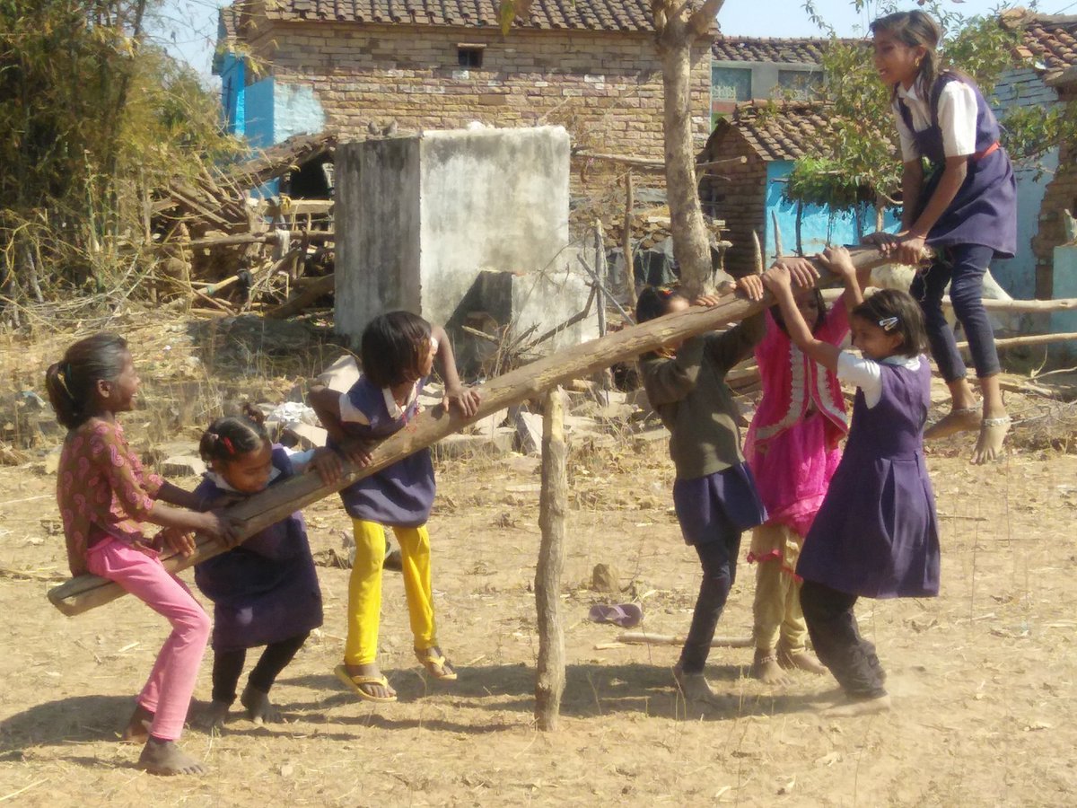 311Rajeshsingh's tweet photo. रेचकुआ खेल खेलती अदिबासी बालिकाऐ
#childrn https://t.co/B7NBId2YSc