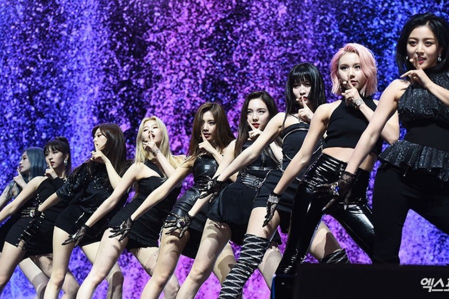 soompi's tweet photo. #TWICE Shares Thoughts On Japanese Dome Tour And Upcoming World Tour #TWICE_FANCY
https://t.co/Du1rpia5Ew https://t.co/lm7Ne4SUpA