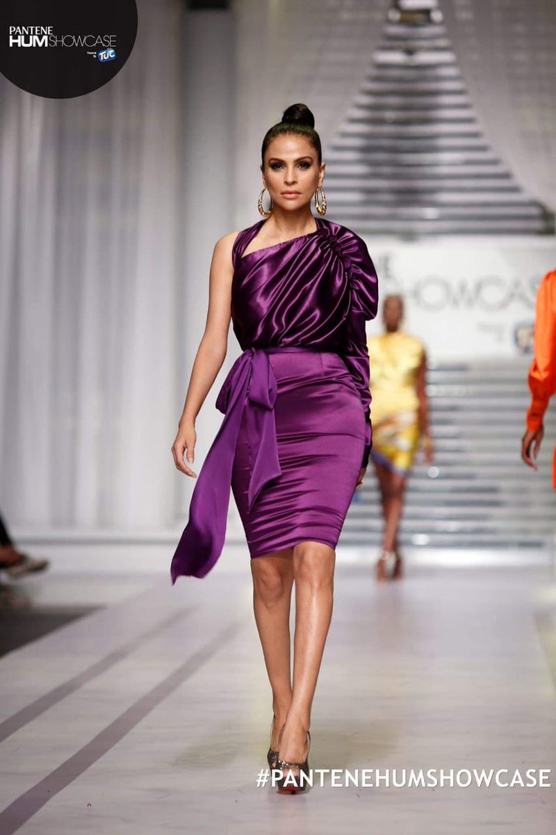 Shemagazine63's tweet photo. #SanaSafinaz, presented their Dynasty collection at the #PanteneHUMShowcase2019.
.
.
#sanasafinazcouture #hautecouture #fashionweek #dynastycollection #karachi #pantenehumshowcase #moderncuts #silhouette #style #lookbook #stylefile #fashion #humshowcase #couture #shemagazine https://t.co/2WYUIgbVIz