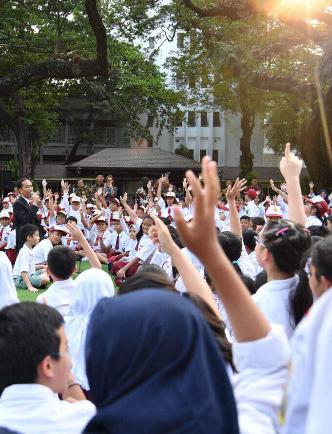 Untuk anak-anakku siswa SD yang hari ini menjalani Ujian Sekolah Berstandar Nasional dan siswa SMP yang mengikuti Ujian Nasional, saya sampaikan selamat. 

Ujian ini akan menempa kalian menjadi tangguh, kuat, siap untuk bersaing di masa depan. Pesan saya satu: utamakan kejujuran.