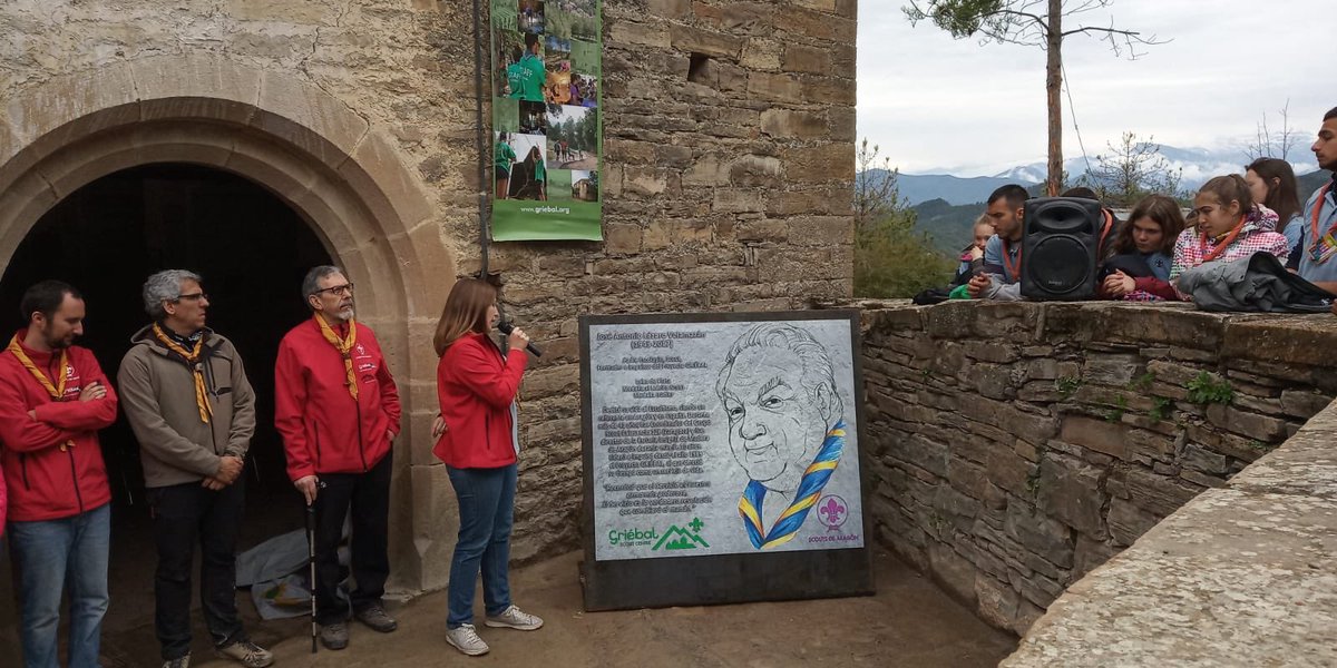 ScoutsdeAragon's tweet photo. Honrar la memoria de aquellos que cambiaron el mundo.
Ayer 21 de Abril, vivimos un momento muy especial en @griebal recordando a #JoseAntonioLazaro 

“El servicio es la verdadera revolución que cambiará el mundo” https://t.co/UDmLUoKaPC