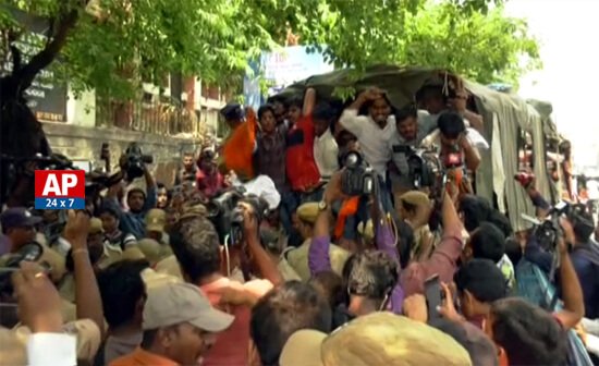 AP24x7live's tweet image. ఇంటర్‌ బోర్డు ఆఫీస్‌ ఎదుట విద్యార్థి సంఘాల నిరసనలు...
#AP24x7

Watch Full Story---&amp;gt; bit.ly/2DpXVb7

#InterStudentsProtest #IntermediateBoard #InterEvaluation #TelanganaInterResults