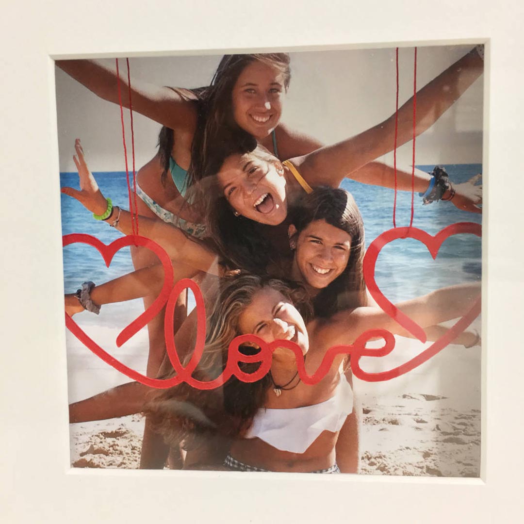 Instajunction's tweet photo. Personalised Hanging Message 3D Photo Frame. Add one of three hanging messages to bring your photo to life!
 
To check out our range of photo frames visit:
https://t.co/0eKmFlqhNe
https://t.co/XtRqgbrWoe 

#instajunction #photoframes #personalisedphotos #personalisedgifts https://t.co/fJX02U6rJ2