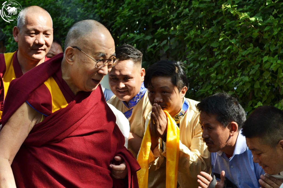 VOT_Tibetan's tweet photo. ༸གོང་ས་མཆོག་༸སྐུ་ཁམས་སྙུན་གཞི་བཞེས་རྐྱེན་གྱིས་ལྡི་ལི་Maxསྨན་ཁང་དུ་བསྟེན་གཏུག་མཛད་དོན་ལྟར། ད་ལྟའི་ཆར་མགོན་པོ་༸གང་ཉིད་མཆོག་གི་༸སྐུའི་འཕྲོད་བཞེས་ཆེས་དྭངས་སྐྱེད་བྱུང་ཡོད་པ་དང་བསྟུན་དེ་རིང་ཟླ་ ༤ ཚེས་ ༢༢ ཉིན་ལྡི་ལི་རོ་ཧི་ནི་བོད་ཁྱིམ་སྡོད་ཁང་དུ་ཆིབས་བསྒྱུར་བཀྲིན་བསྐྱངས་སོང་། #DalaiLama https://t.co/Y01PanMiPY