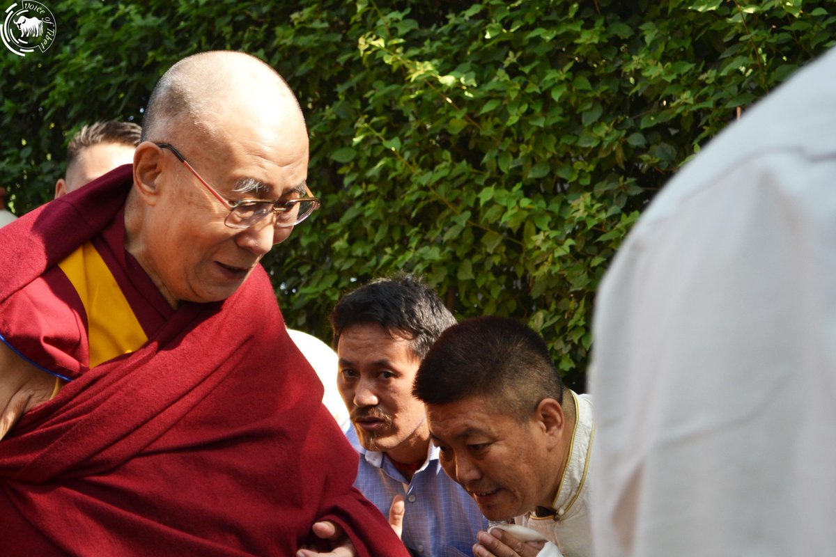 VOT_Tibetan's tweet photo. ༸གོང་ས་མཆོག་༸སྐུ་ཁམས་སྙུན་གཞི་བཞེས་རྐྱེན་གྱིས་ལྡི་ལི་Maxསྨན་ཁང་དུ་བསྟེན་གཏུག་མཛད་དོན་ལྟར། ད་ལྟའི་ཆར་མགོན་པོ་༸གང་ཉིད་མཆོག་གི་༸སྐུའི་འཕྲོད་བཞེས་ཆེས་དྭངས་སྐྱེད་བྱུང་ཡོད་པ་དང་བསྟུན་དེ་རིང་ཟླ་ ༤ ཚེས་ ༢༢ ཉིན་ལྡི་ལི་རོ་ཧི་ནི་བོད་ཁྱིམ་སྡོད་ཁང་དུ་ཆིབས་བསྒྱུར་བཀྲིན་བསྐྱངས་སོང་། #DalaiLama https://t.co/Y01PanMiPY