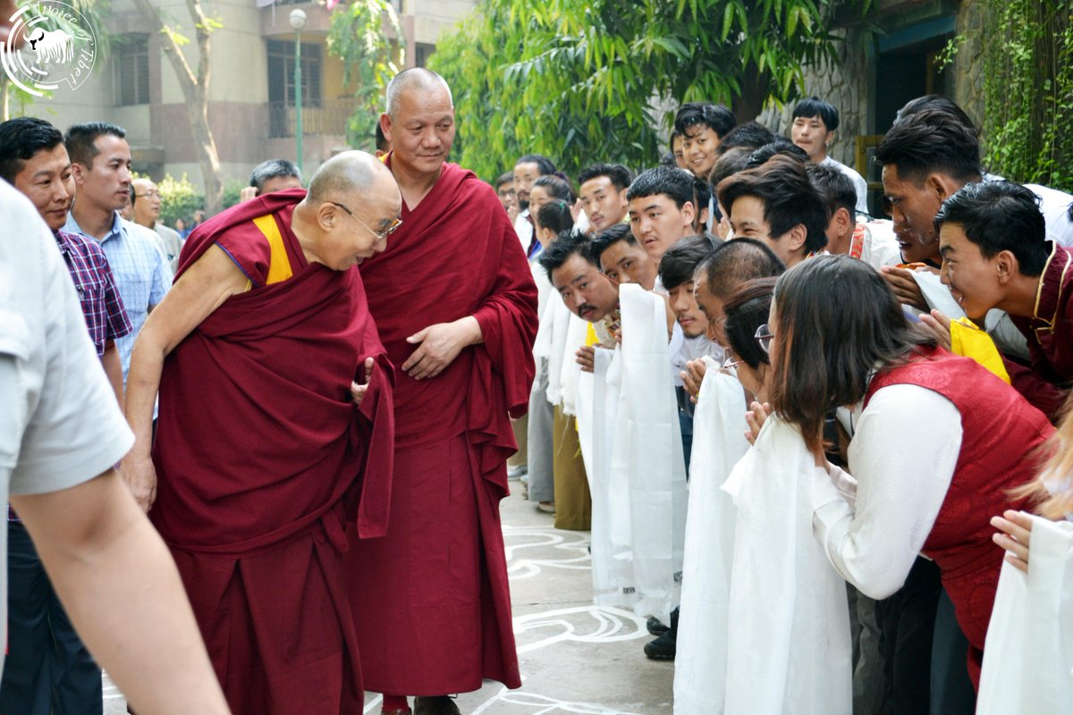 VOT_Tibetan's tweet photo. ༸གོང་ས་མཆོག་༸སྐུ་ཁམས་སྙུན་གཞི་བཞེས་རྐྱེན་གྱིས་ལྡི་ལི་Maxསྨན་ཁང་དུ་བསྟེན་གཏུག་མཛད་དོན་ལྟར། ད་ལྟའི་ཆར་མགོན་པོ་༸གང་ཉིད་མཆོག་གི་༸སྐུའི་འཕྲོད་བཞེས་ཆེས་དྭངས་སྐྱེད་བྱུང་ཡོད་པ་དང་བསྟུན་དེ་རིང་ཟླ་ ༤ ཚེས་ ༢༢ ཉིན་ལྡི་ལི་རོ་ཧི་ནི་བོད་ཁྱིམ་སྡོད་ཁང་དུ་ཆིབས་བསྒྱུར་བཀྲིན་བསྐྱངས་སོང་། #DalaiLama https://t.co/Y01PanMiPY